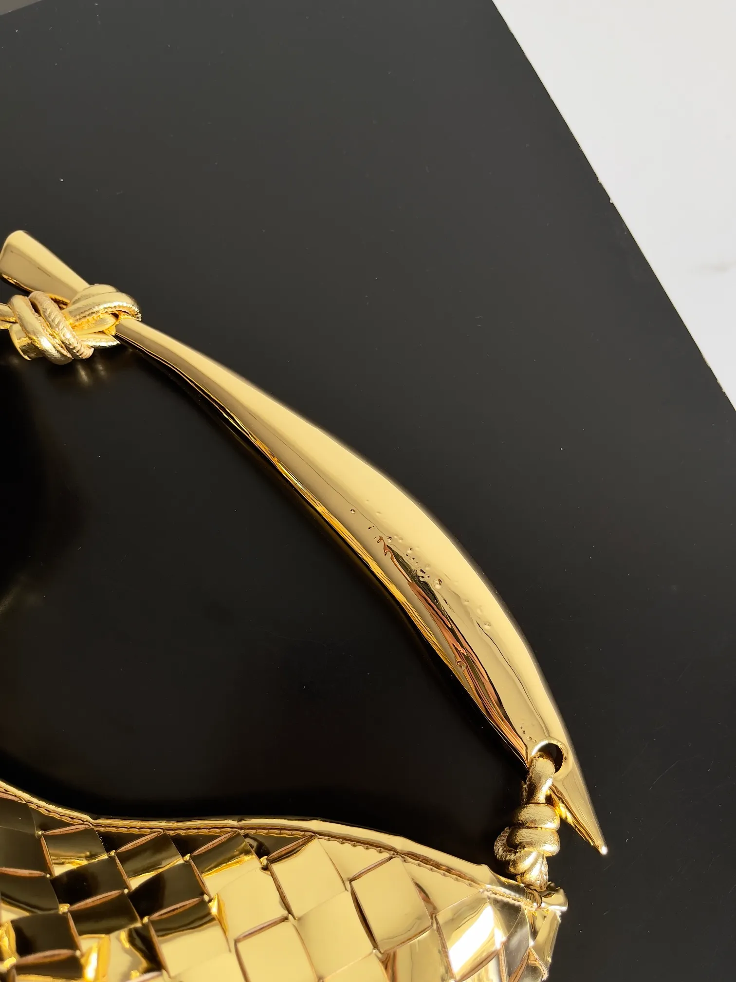 Batch 1860, ready to ship. Inspired by the 20th century modern sculptor Brancusi's work "Birds in the Sky". Muse brass handles, unique craftsmanship, make each handle unique, thus reflecting the precious sense of sculpture. Carrying Sardine in hand creates a high-end and modern look! The Sardine handbag uses Intrecciato weaving to highlight the inheritance of the brand's craftsmanship. The handle design forms a strong contrast and presents an artistic design concept. The finishing of the Muse brass decorative layer is completed by multiple processes. The exquisite craftsmanship makes each handle unique. Style number: 716082 Size: 36*3*24cm